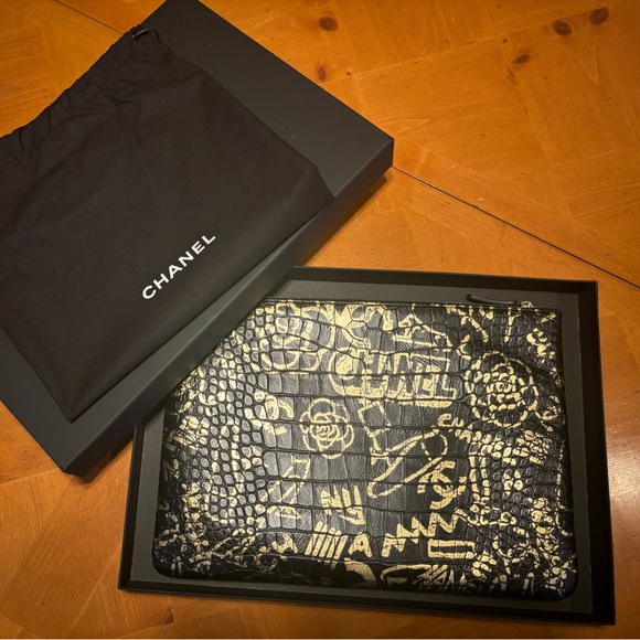Chanel Graffiti Clutch Case (crocodile) - Picture 3 of 5